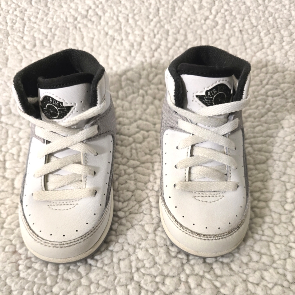 ☆ Toddler Air Jordan Retro 2 Sneakers - White and Gray size 6C